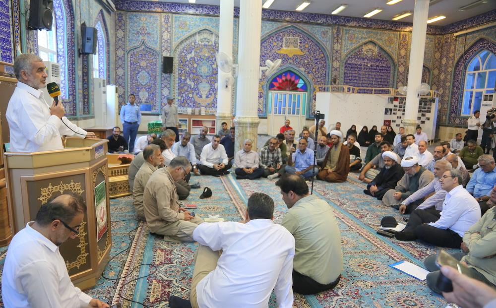 لی نیکزاد، نایب‌رئیس مجلس شورای اسلامی به همراه  حمید بورد، مدیرعامل شرکت ملی نفت ایران، جعفر پورکبگانی، نماینده مردم بوشهر، گناوه، دیلم و خارگ در مجلس شورای اسلامی، عباس اسدروز، مدیرعامل شرکت پایانه‌های نفتی ایران  3