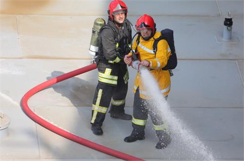 مانور مقابله با آتش‌سوزی مخازن ذخیره‌سازی در پایانه نفتی خارگ برگزار شد/ گزارش تصویری