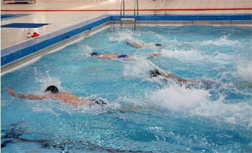 مسابقات شنا با حضور 70 شناگر در جزیره خارگ برگزار شد