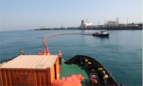 گزارش تصویری / برگزاری مانور مقابله با آلودگی نفتی دریا در پایانه نفتی خارگ