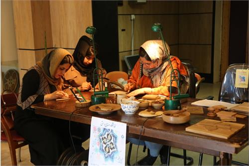 نمایشگاه آثار هنری و صنایع دستی در جزیره خارگ افتتاح شد