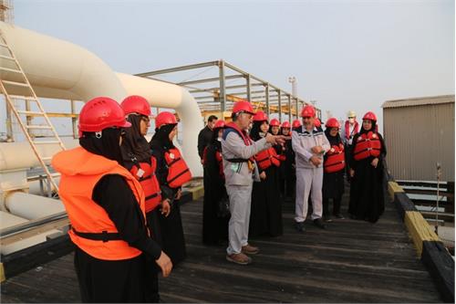 مشاور وزیر نفت در امور زنان و خانواده از پایانه نفتی خارگ بازدید کرد